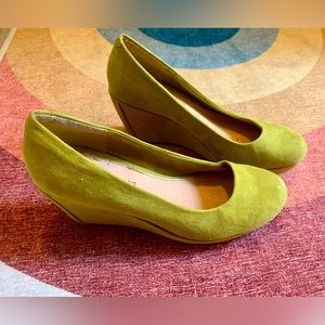 Vintage green suede wedges